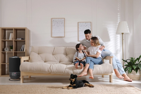 Familie im Wohnzimmer mit Luftreiniger