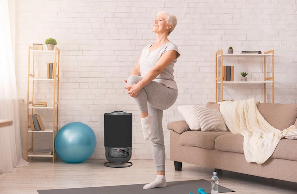 Frau Sport mit Aeroguard Luftreiniger